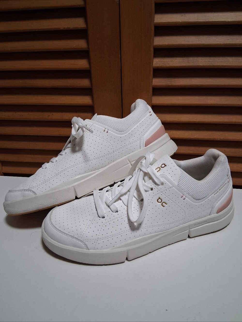 On The Roger Centre Court Women's White Perforated Sneaker * Size: 8 - Picture 1 of 8